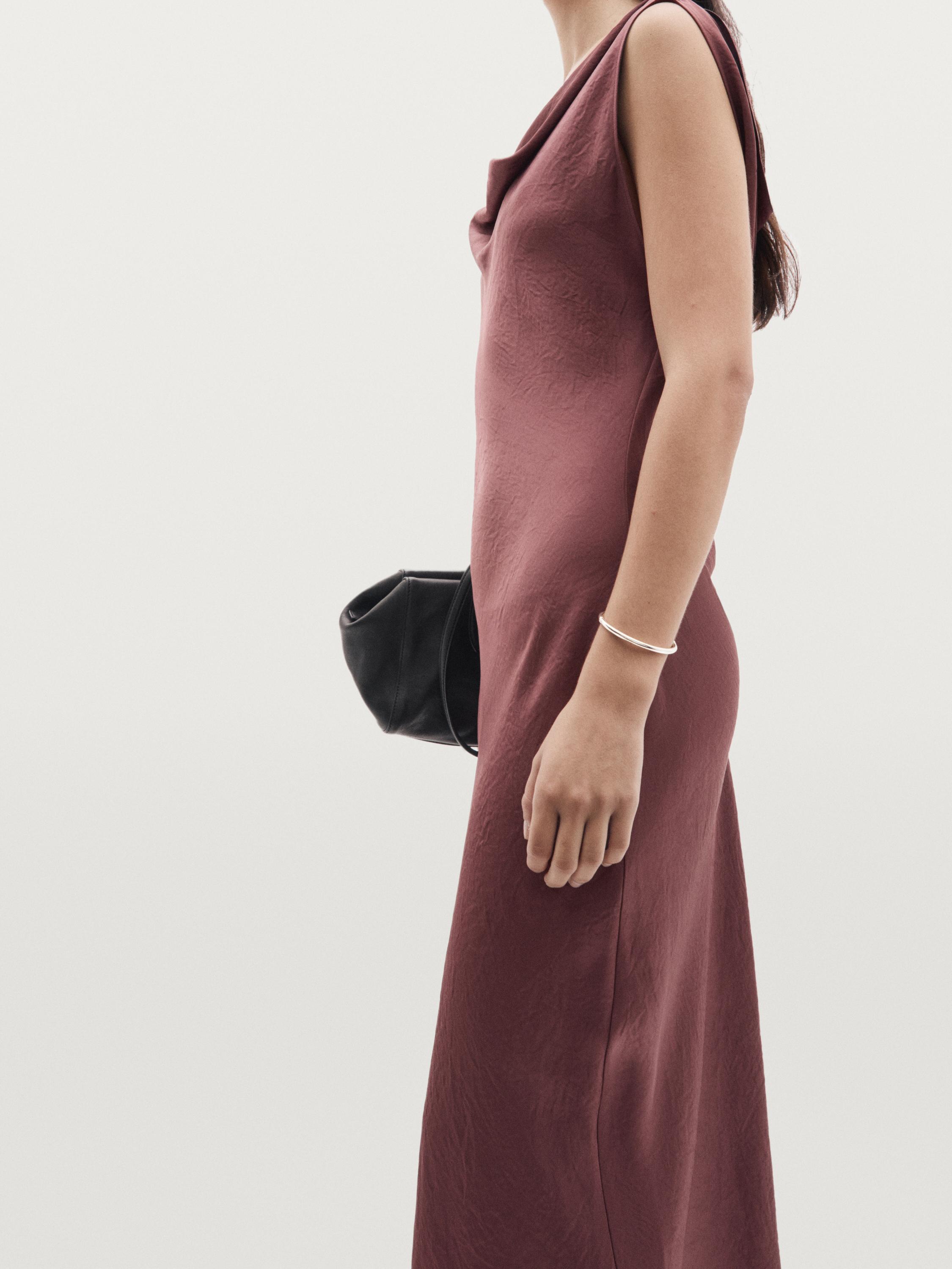 Robe longue satinée détail dos